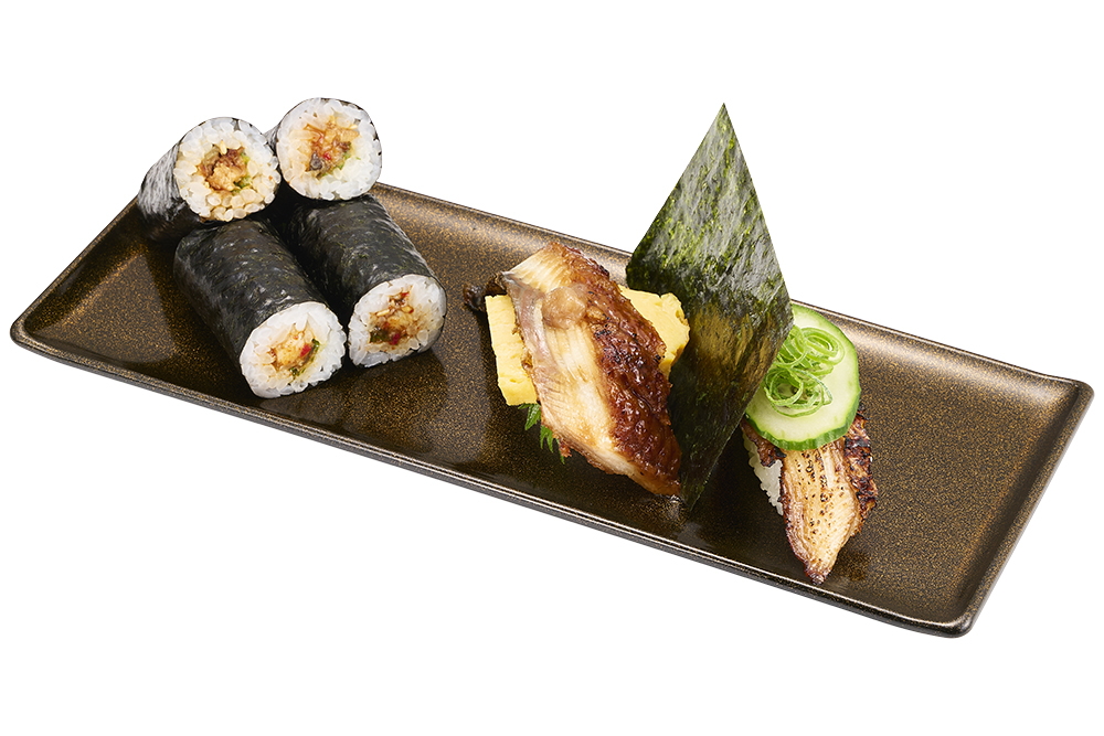 ヤンニョム細巻、たまご梅肉、ごま油炙りきゅうりのせを盛り合わせた「創作うなぎずし食べ比べ」（680円～）