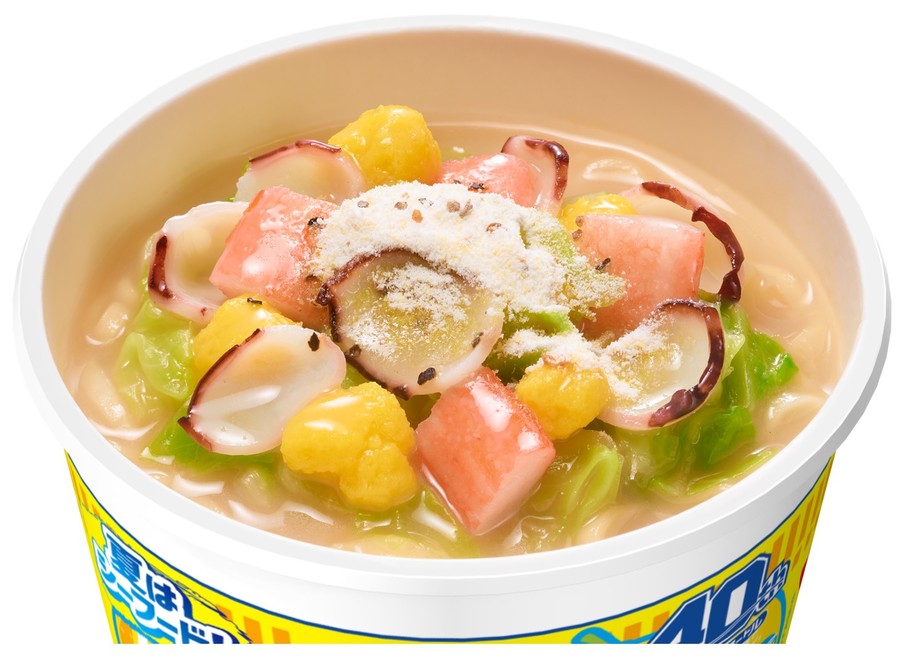 ポークをベースにあさりなどの魚介や野菜のうまみを凝縮したシーフードスープに、キャベツ、イカ、たまご、カニ風味かまぼこを具材に加えた