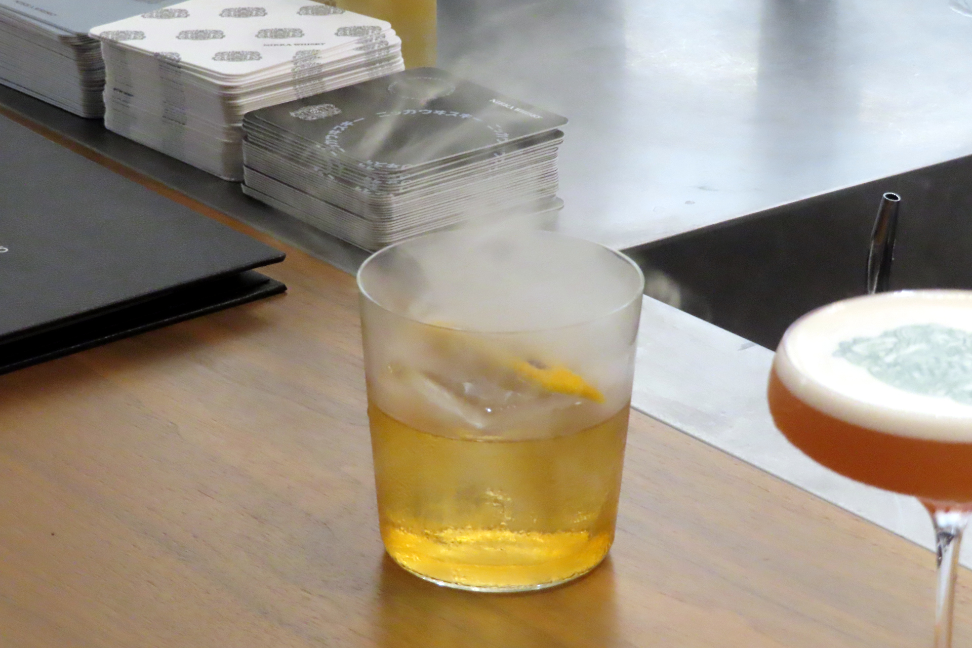 余市蒸溜所の石炭直火蒸溜を連想させる煙の演出