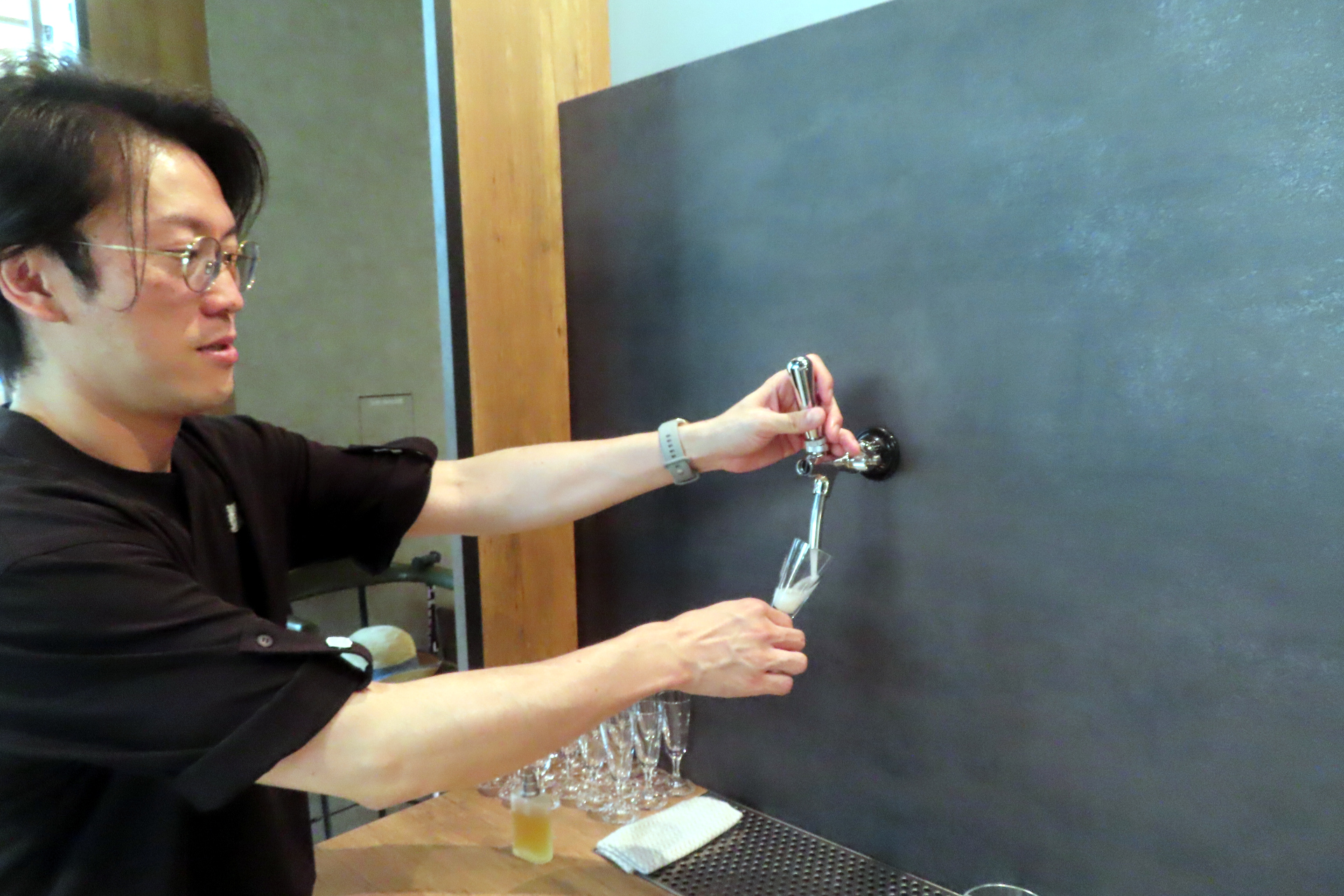 壁面のタップからはカクテルが出る