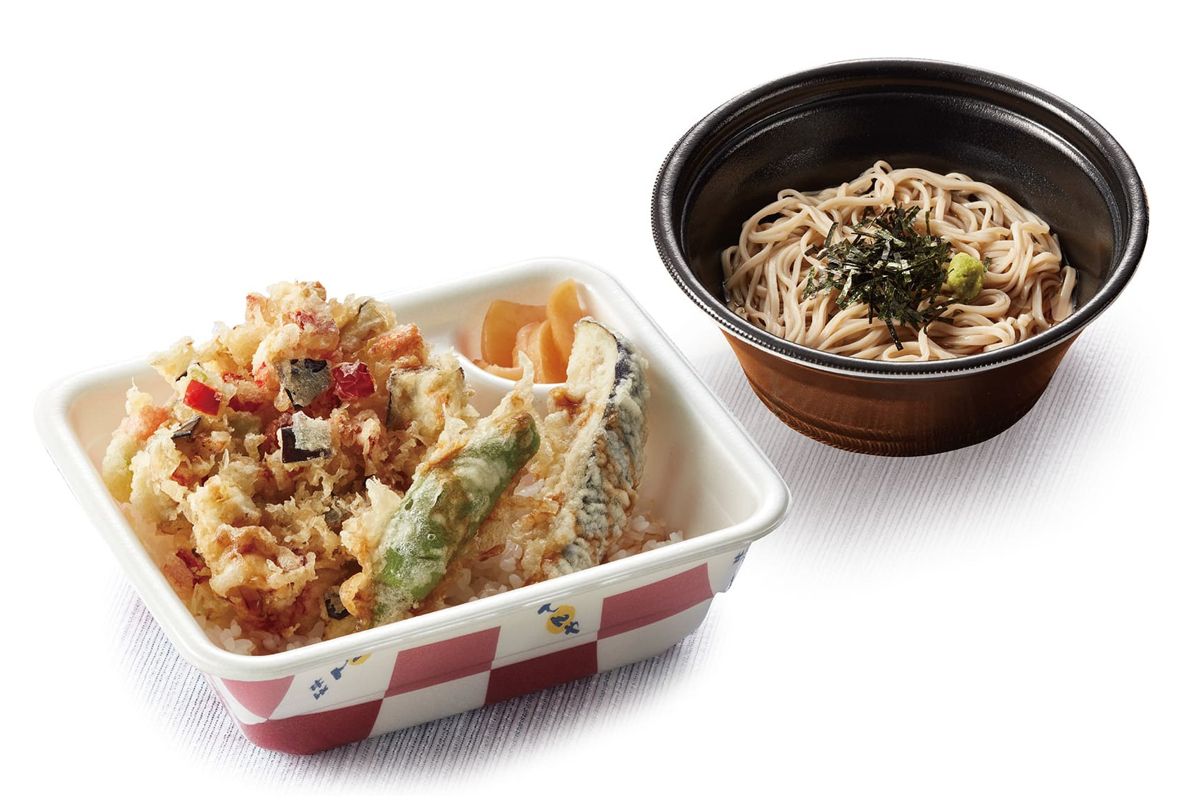 「夏野菜ミニ天丼弁当とそばのセット（お新香付）」（テイクアウト 920円、デリバリー 1240円）