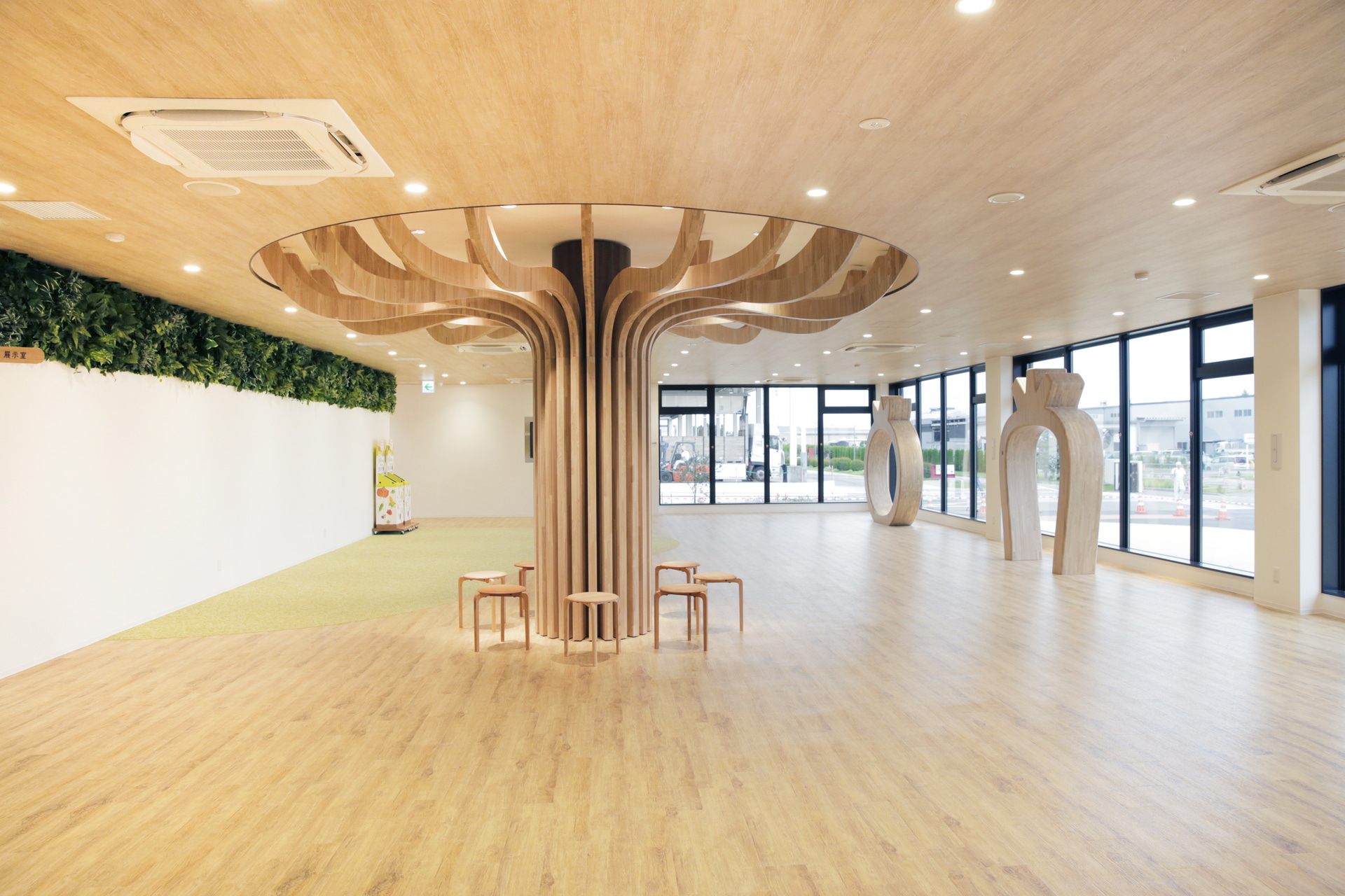 シンボルのトマトツリー