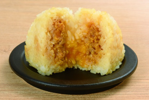 秋田県「親子丼風おにぎり（比内地鶏肉使用）」（203円）