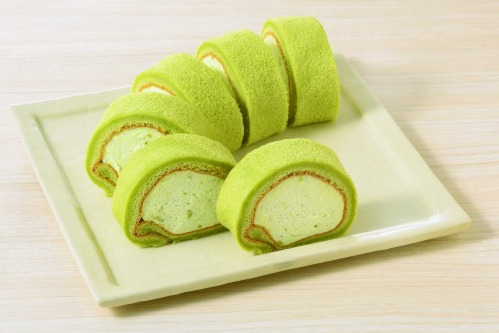 宮城県「菓匠三全 ずんだ茶寮監修もち食感ロール（ずんだシェイク風味）」（420円）