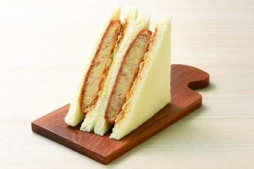 山形県「米沢牛コロッケサンド」（354円）