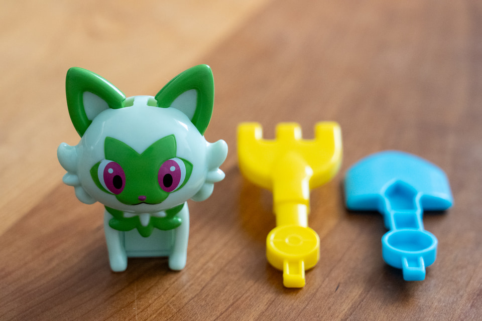 マクドナルド、ハッピーセット「ポケモン」外に持って行って遊び