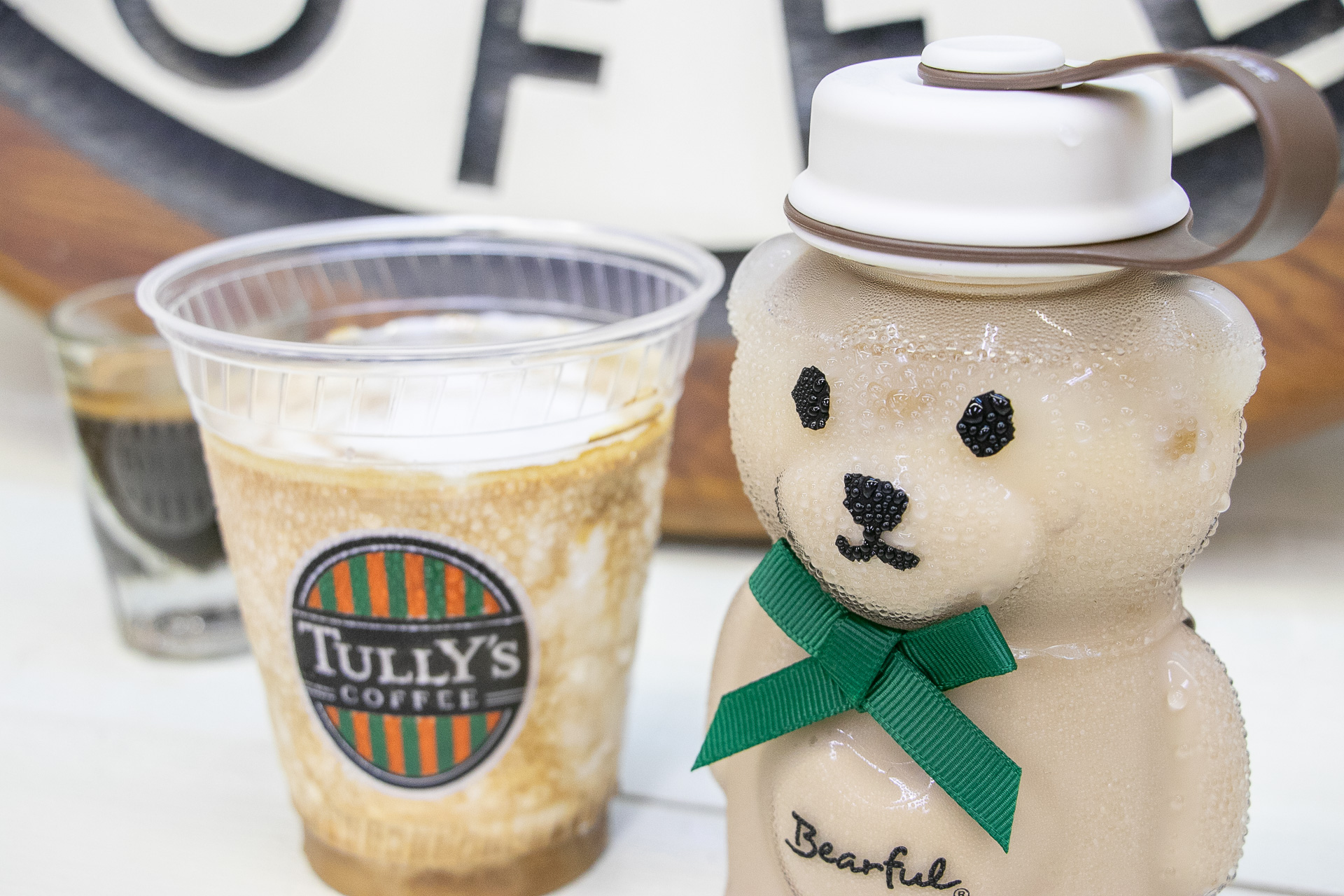 アイスカフェラテを入れたベアフルはシロクマ風に