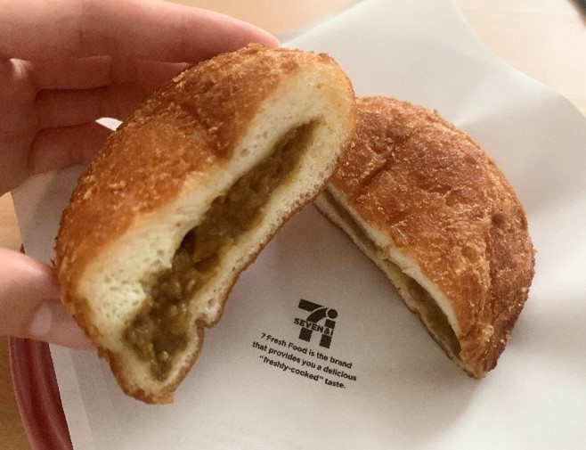 サクサクとした食感と出来たての美味しさが好評の「お店で揚げたカレーパン」