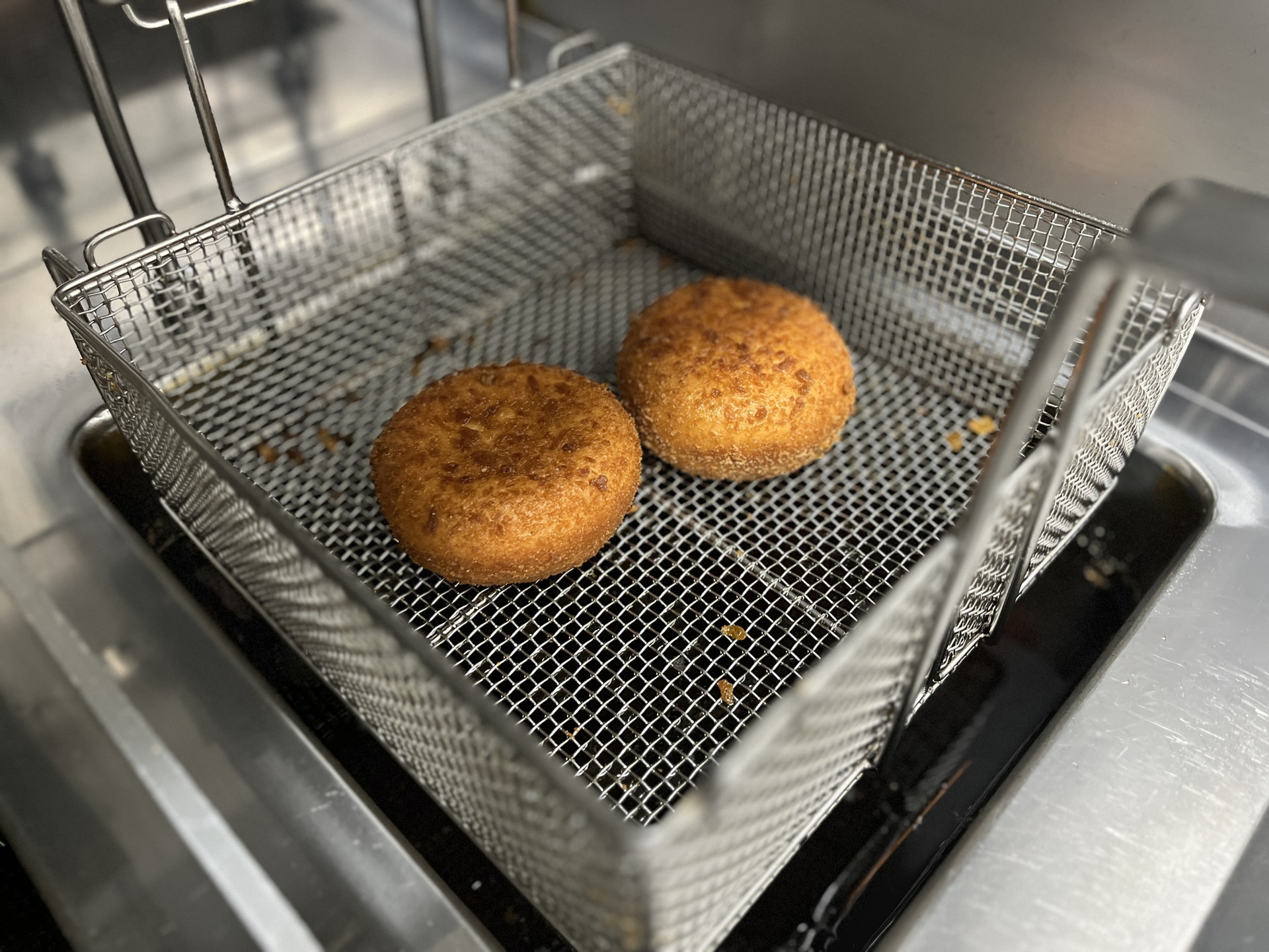 サクサクとした食感と出来たての美味しさが好評の「お店で揚げたカレーパン」