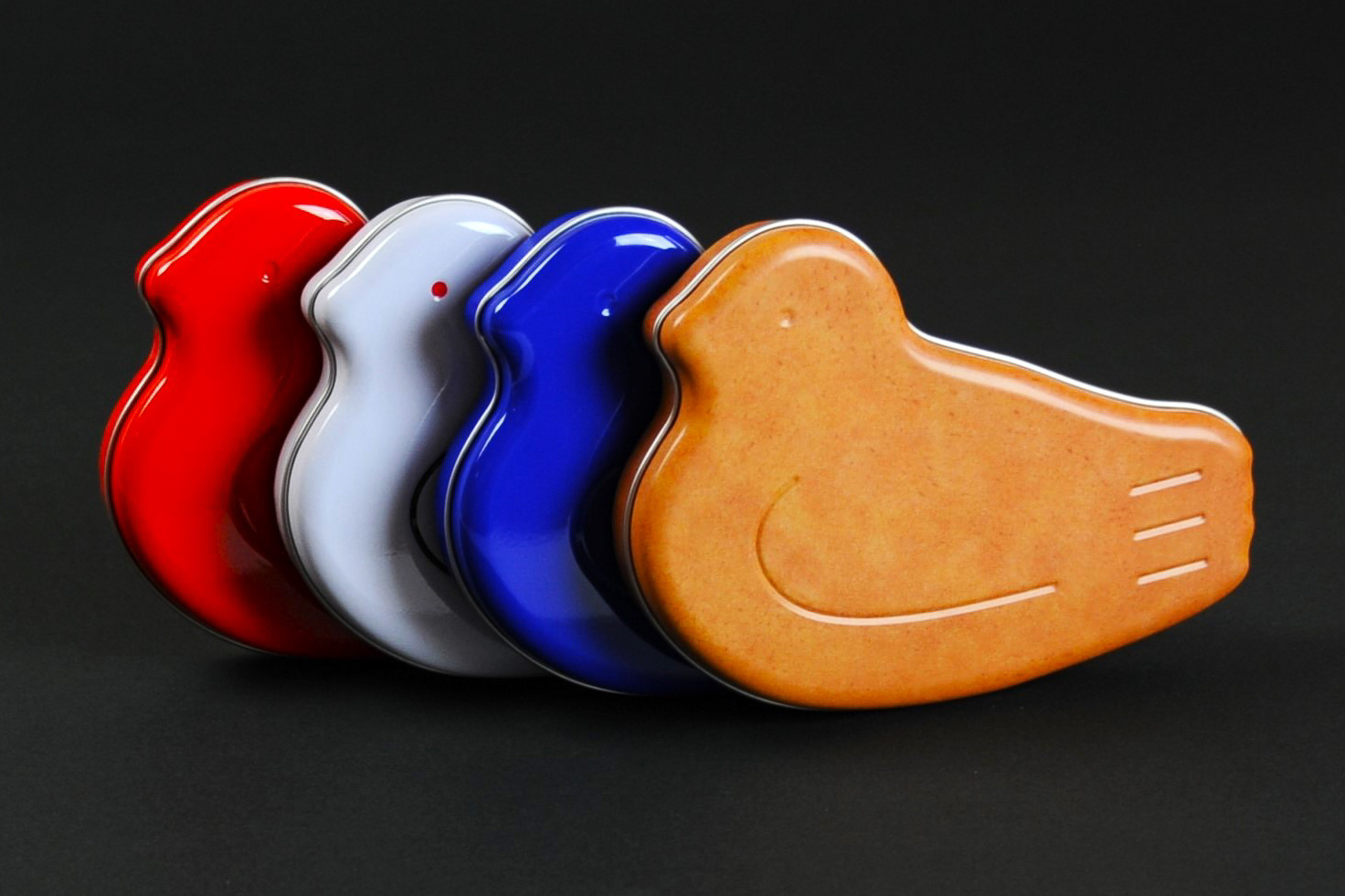 店舗販売版（鳩サブレー型の缶×4＋鳩サブレー×4）は2500円、オンラインストア版（鳩サブレー型の缶×4＋鳩サブレー×8）は3100円