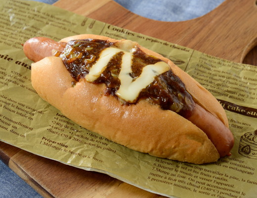「100時間カレー監修 欧風カレードッグ」（279円）