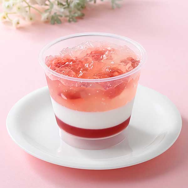 いちごソース、ミルクムース、桃ジュレの3層仕立て