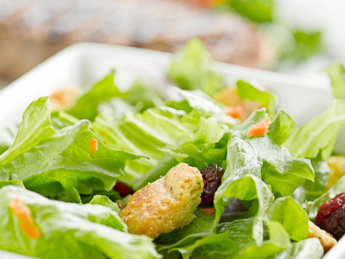 サラダ・デリも1皿付く