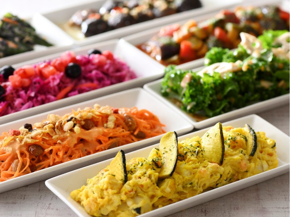 サラダ・デリも1皿付く