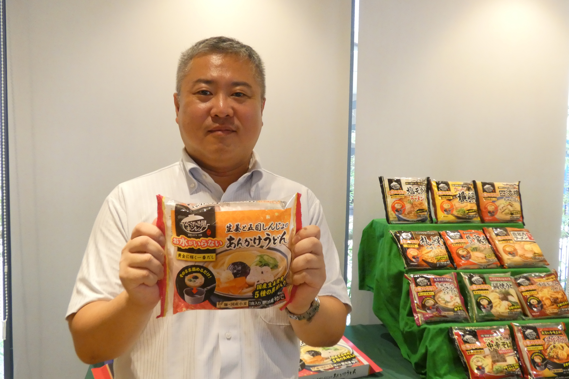 「お水がいらない あんかけうどん」をアピールする企画部の若生直浩氏
