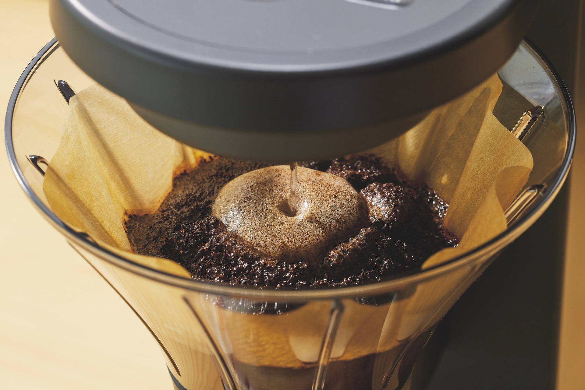 挽いた豆全体にお湯をしっかりとなじませ豊かな風味を引き出す「浸漬蒸らし」