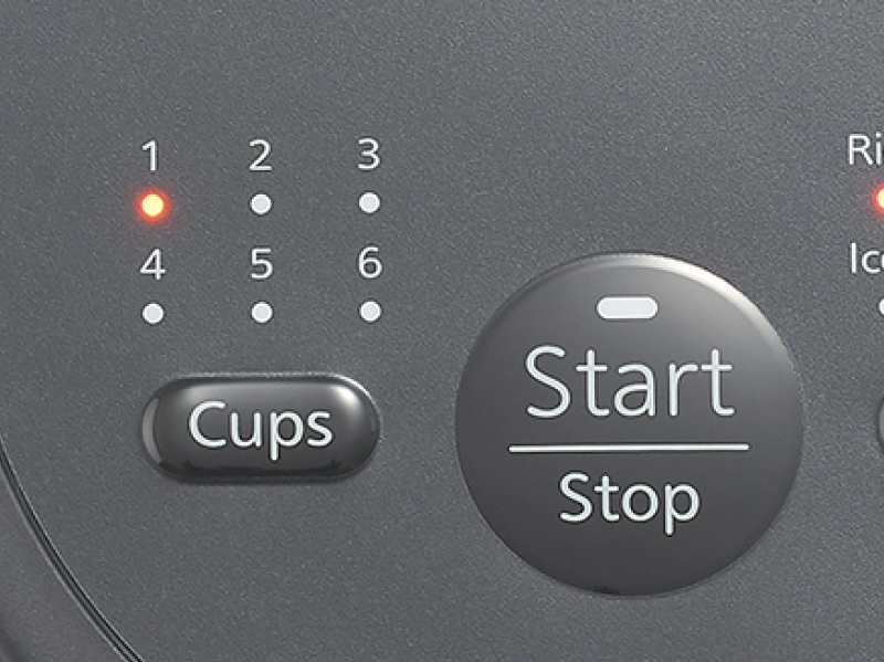 幅15cmのコンパクトなサイズ感でありながらコーヒーカップ6杯まで抽出可能