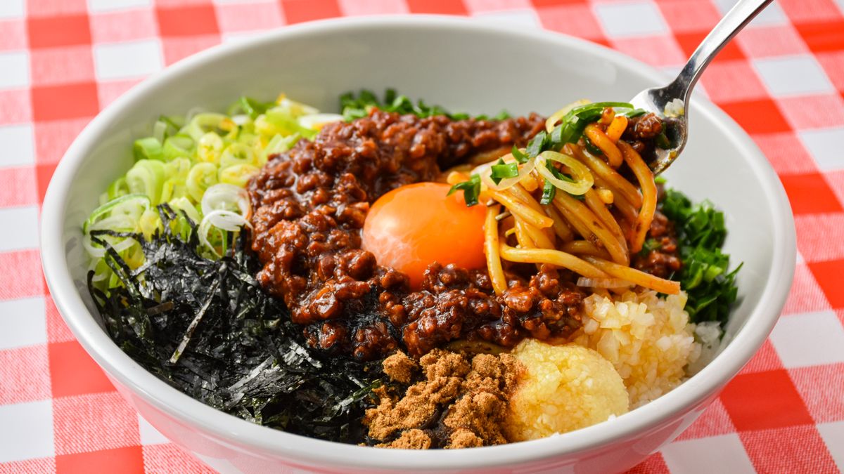 トッピングは台湾ミンチ、ニラ、長ネギ、玉ねぎ、にんにく、花かつお粉、刻み海苔、卵黄
