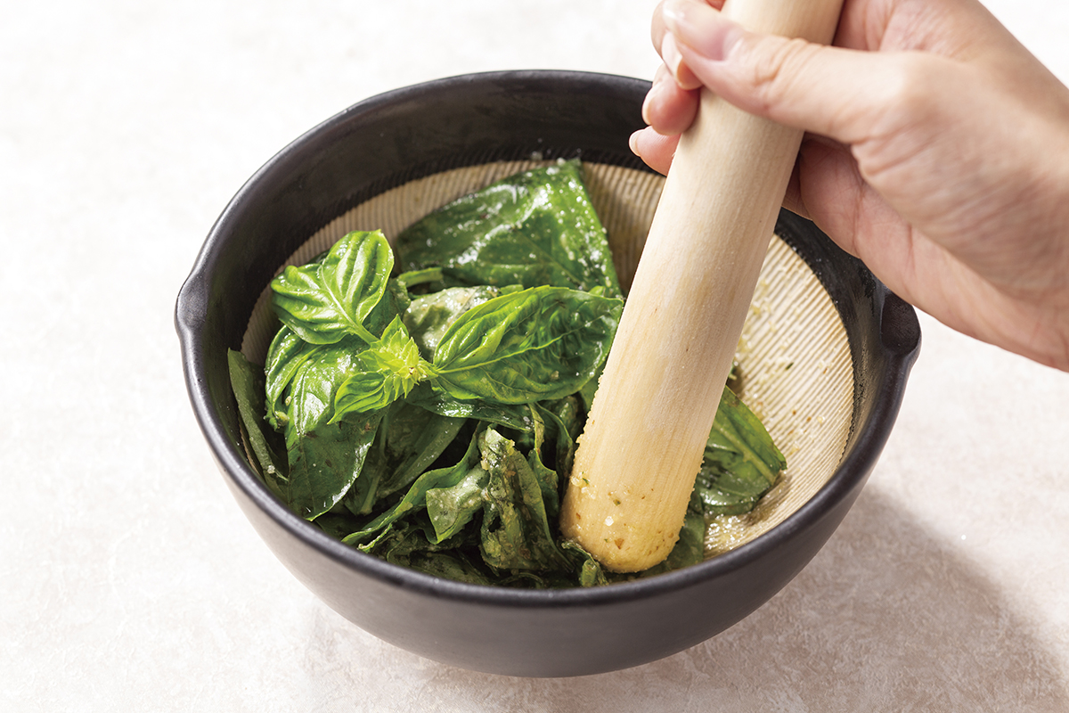 自作の作りたてバジルソースをかけて仕上げるジェノベーゼパスタ