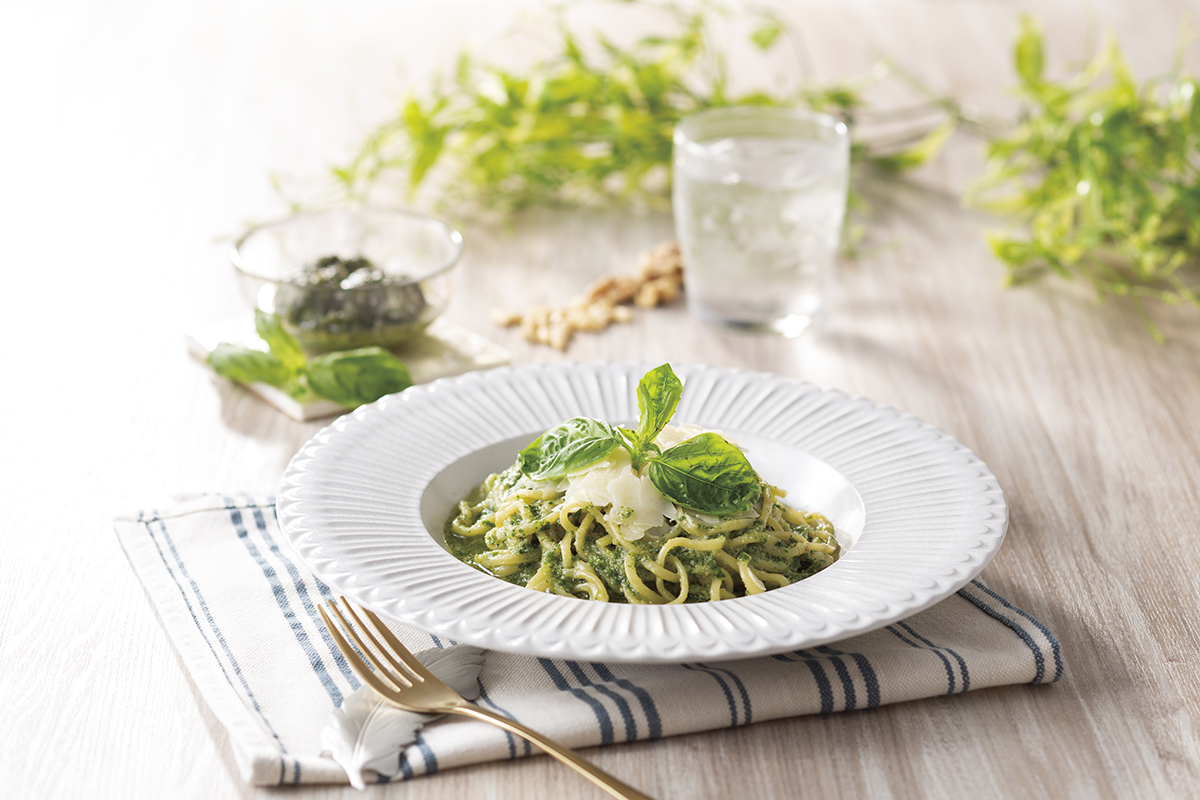自作の作りたてバジルソースをかけて仕上げるジェノベーゼパスタ