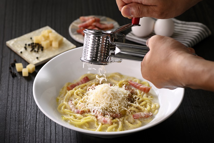 たっぷりチーズの濃厚カルボナーラは目の前でパルミジャーノチーズを削る