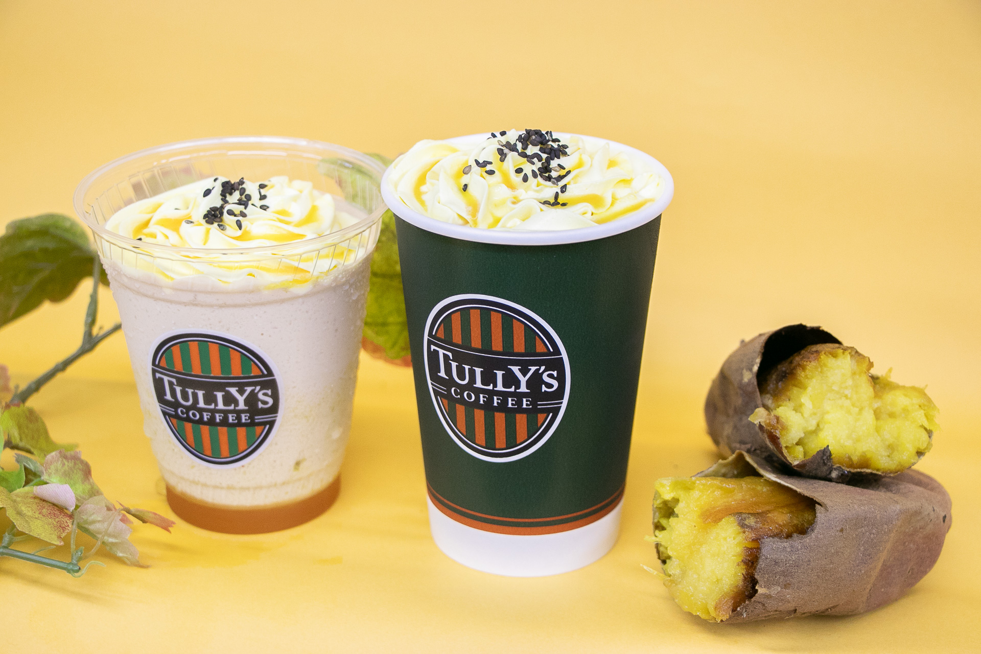 タリーズ「＆TEA OIMOティーシェイク」（左）と「ほっこりOIMOラテ」（右）