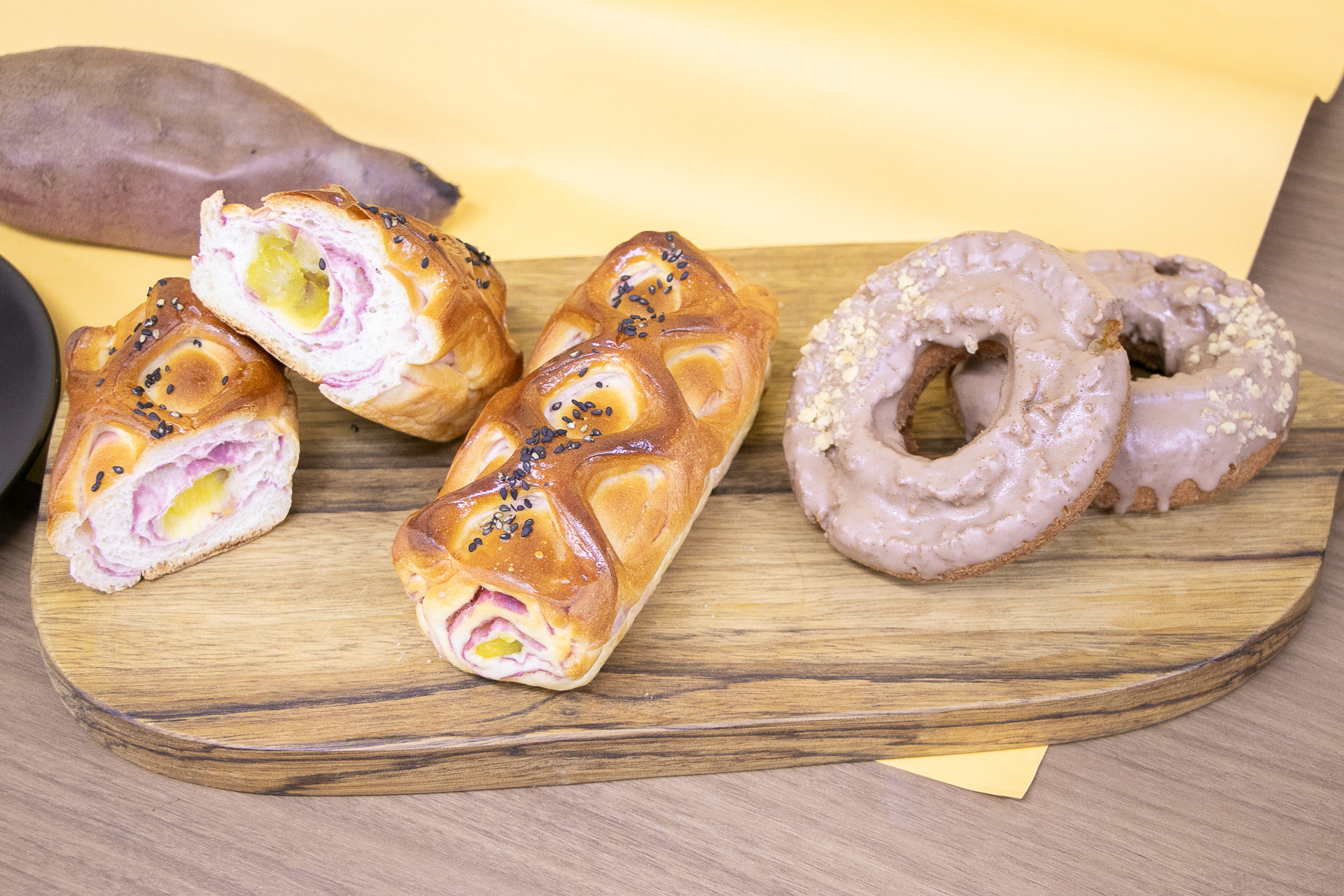 「むらさきOIMOロールスティック」（左）はパン生地がふわふわで美味。「和栗のチョコオールドファッション」（右）はぜいたくに国産栗を使っています