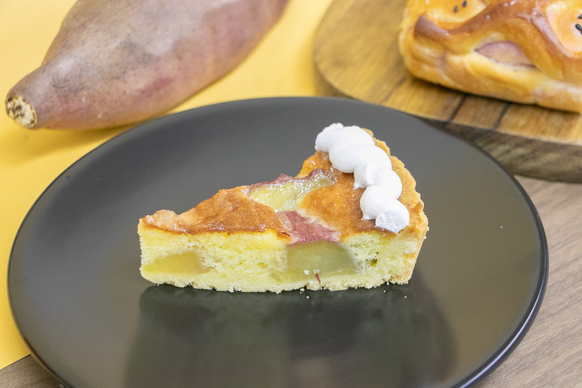 皮ごとカットしたおいもがゴロゴロと入った「鹿児島県産 紅はるかと林檎のタルト」