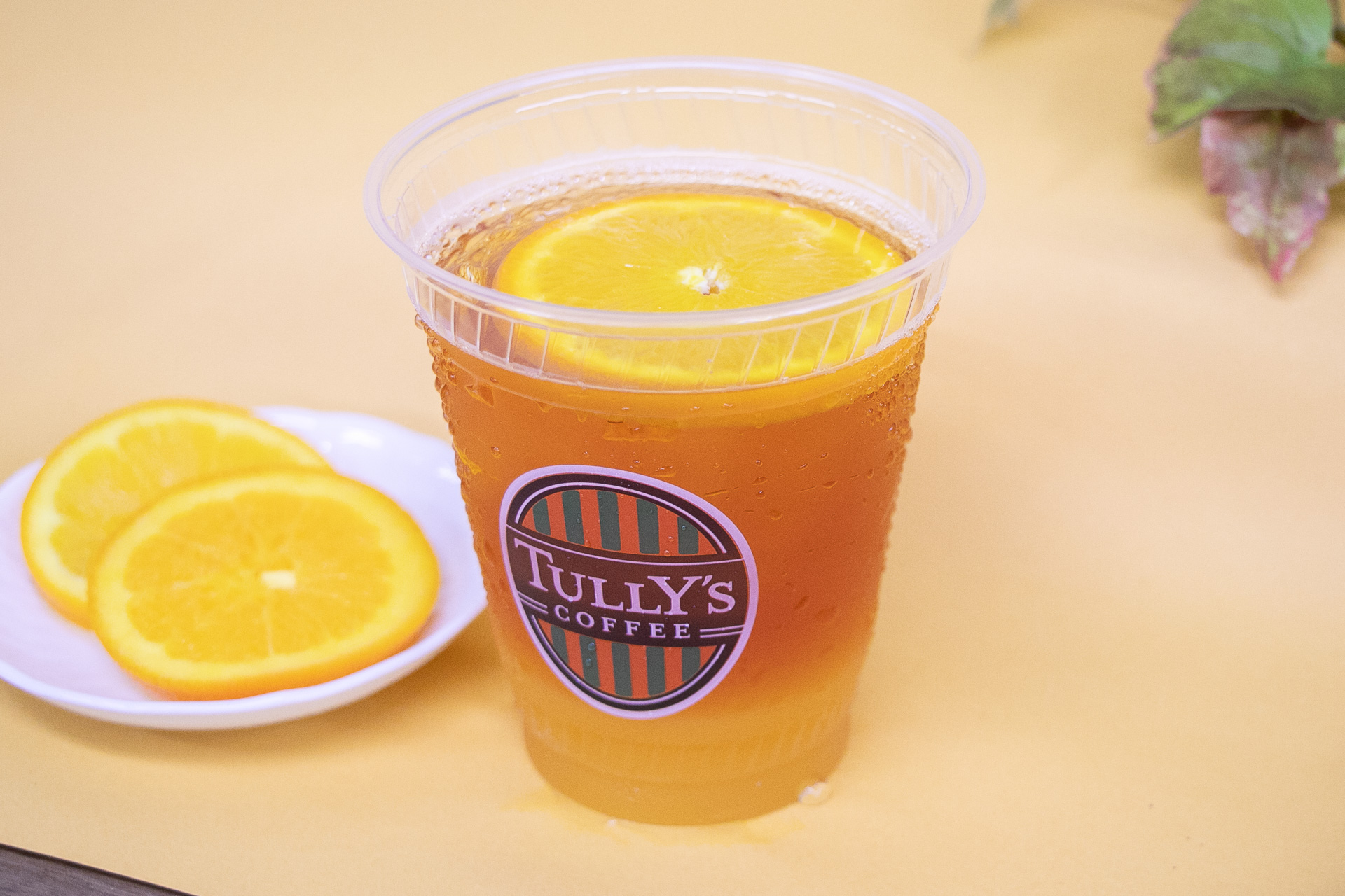 「＆TEA 金木犀香るオレンジシャリマティー」は2層に分かれているので、最初はそれぞれの味を楽しんでから、混ぜて飲んでみましょう