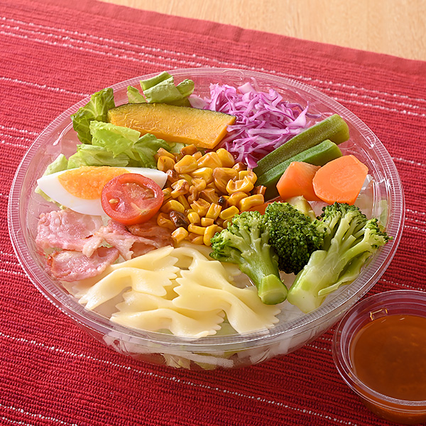 「6品目の緑黄色野菜サラダ」（550円）