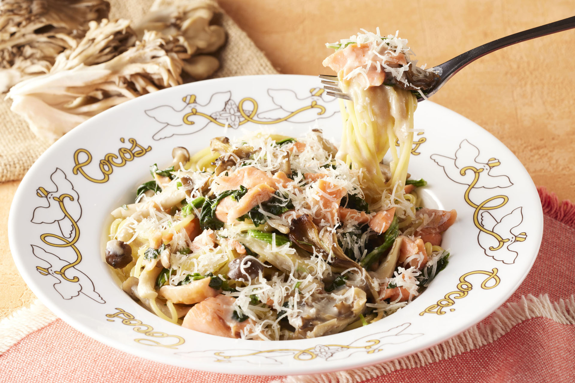 「～トリュフ香る～サーモンと2種きのこのクリームパスタ」（1188円）