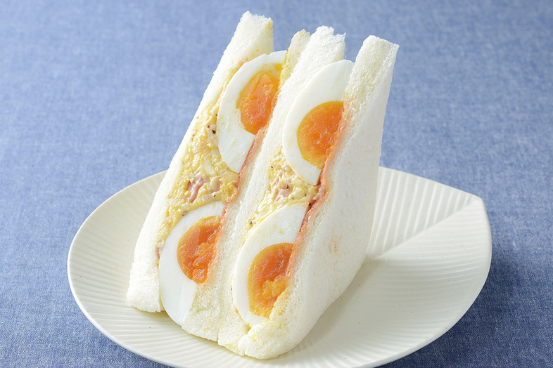 ベーコンと玉ねぎが入ったスクランブルエッグと、約1個分のゆでたまごが入った「ゆでたまごスクランブルサンド」