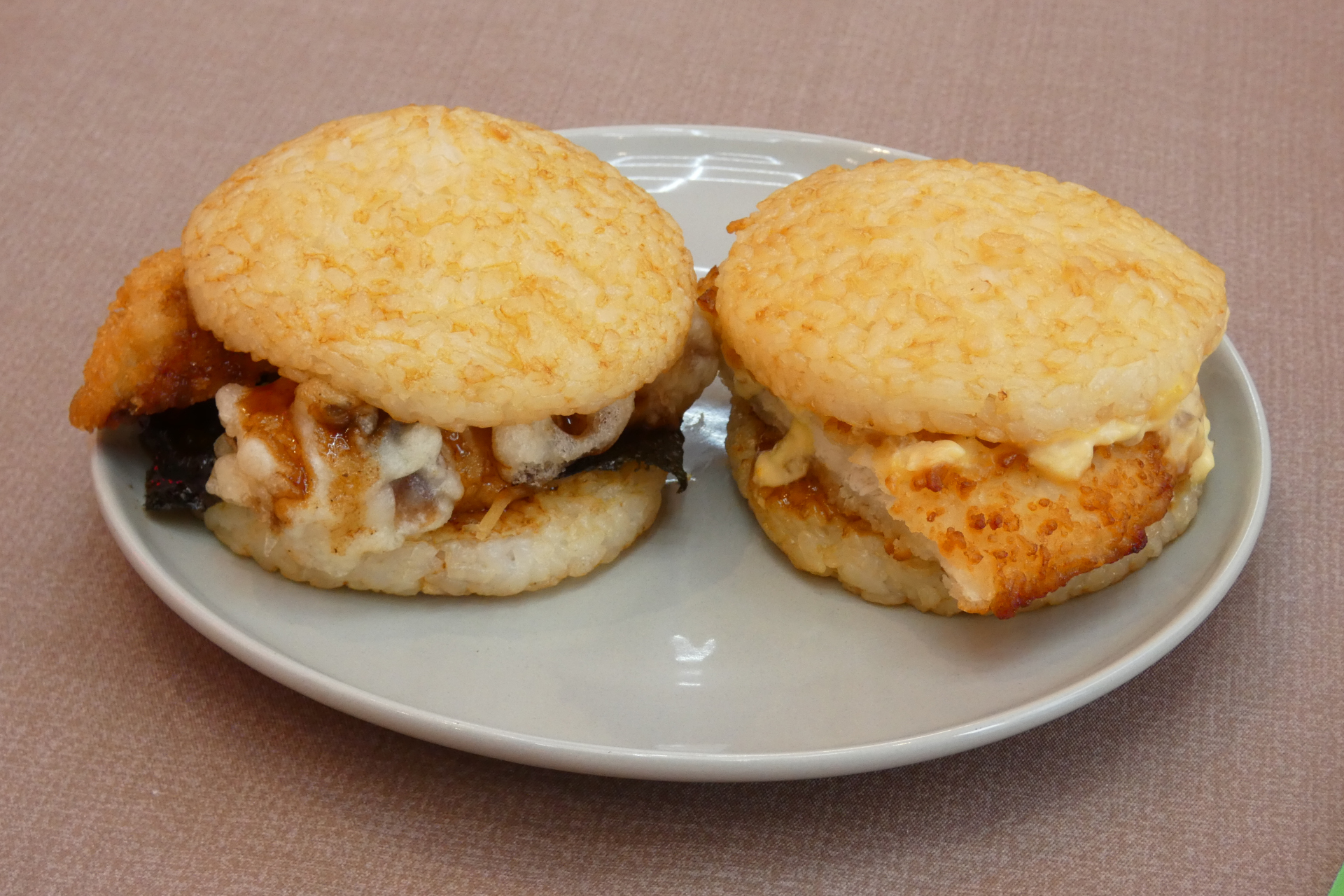 新デザイン店舗限定のBENTOバーガー。左が「のり弁バーガー」、右が「チキン南蛮バーガー」