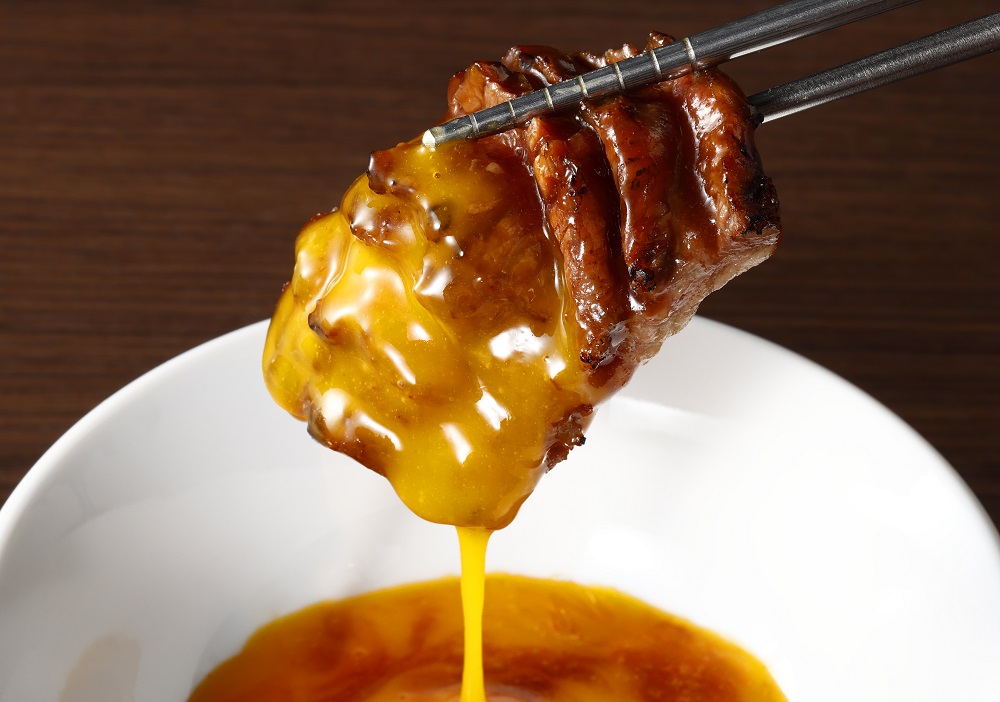 「熟成厚切り月見カルビ」（759円）