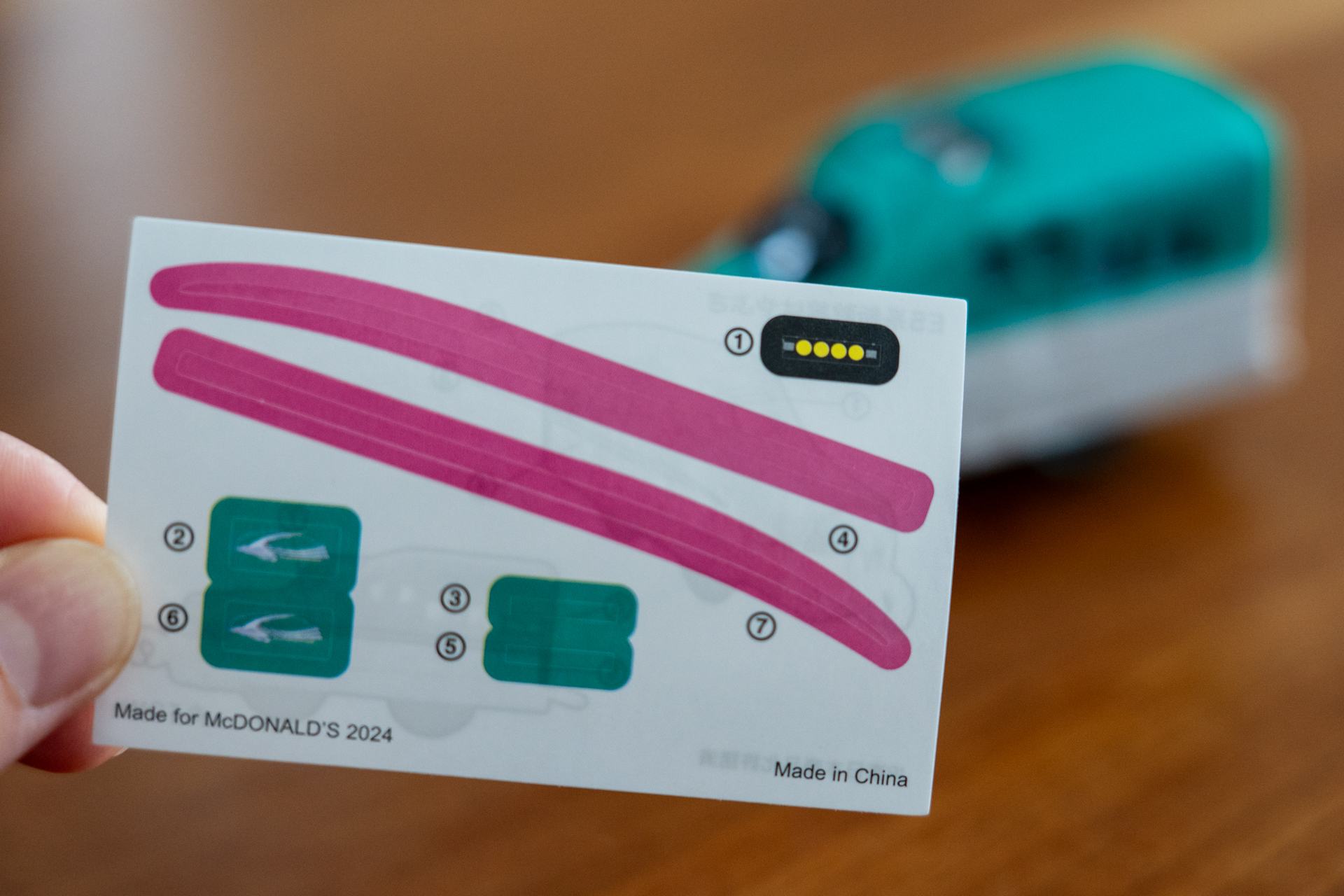 小さいシールはピンセット（場合によっては老眼鏡も）を使って貼ろう