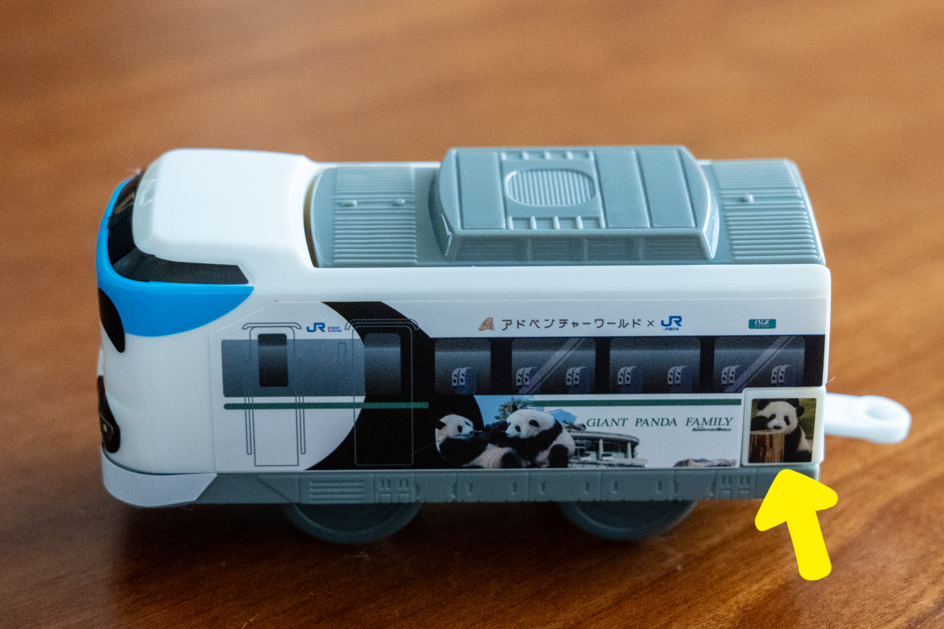 横のボタンを押すと屋根を開けることができる構造