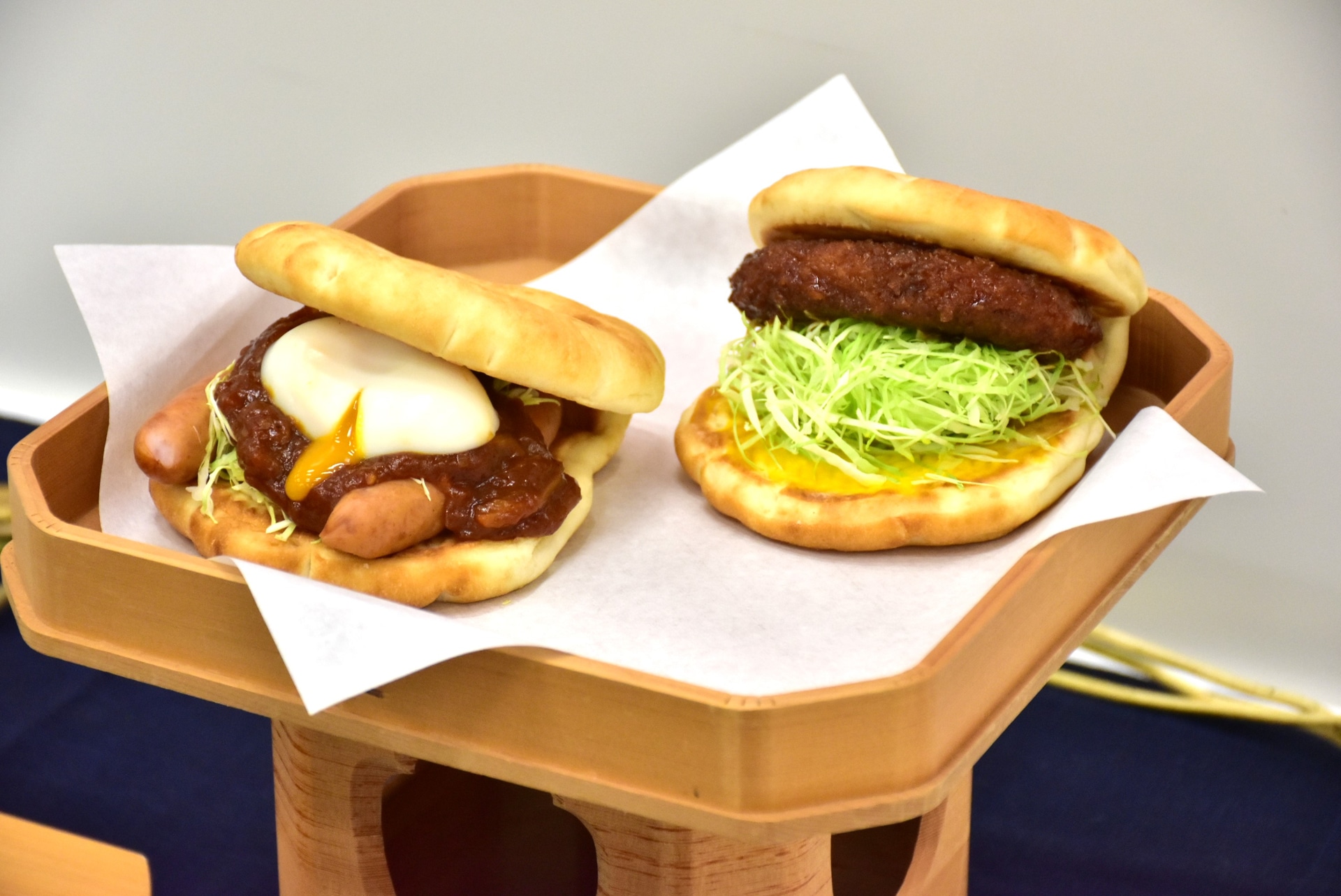 モスバーガー「月見フォカッチャ」（左）、「メンチカツフォカッチャ」（右）