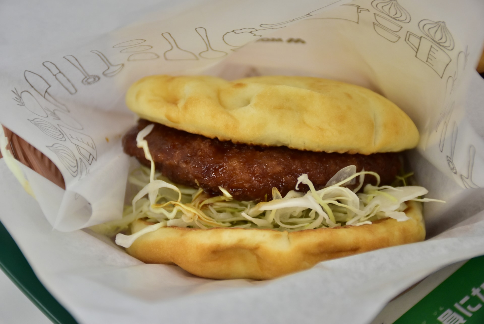 試食のメンチカツフォカッチャ。ガッツリジューシーで肉屋のメンチカツを思い起こさせるようなボリューム感