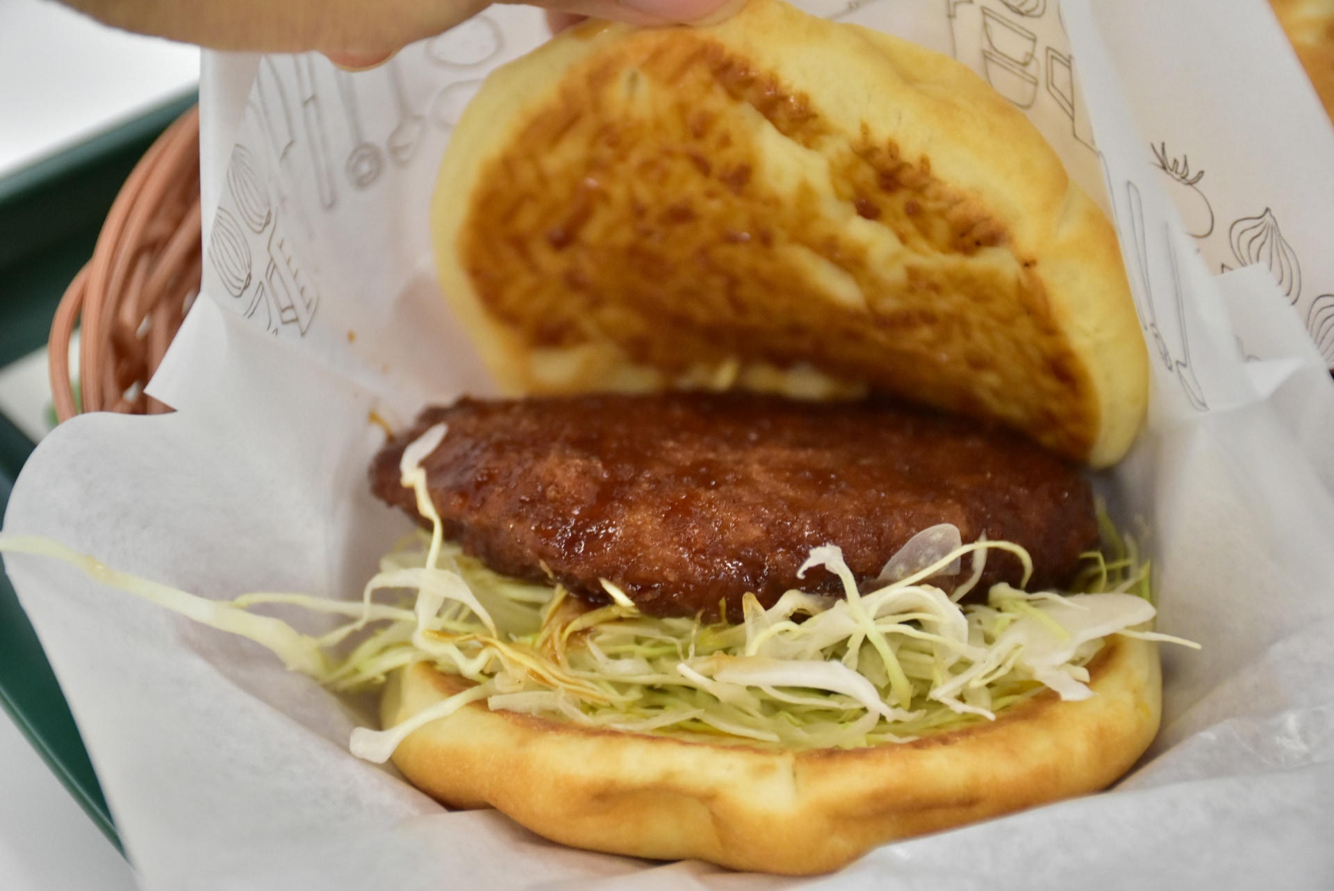 試食のメンチカツフォカッチャ。ガッツリジューシーで肉屋のメンチカツを思い起こさせるようなボリューム感