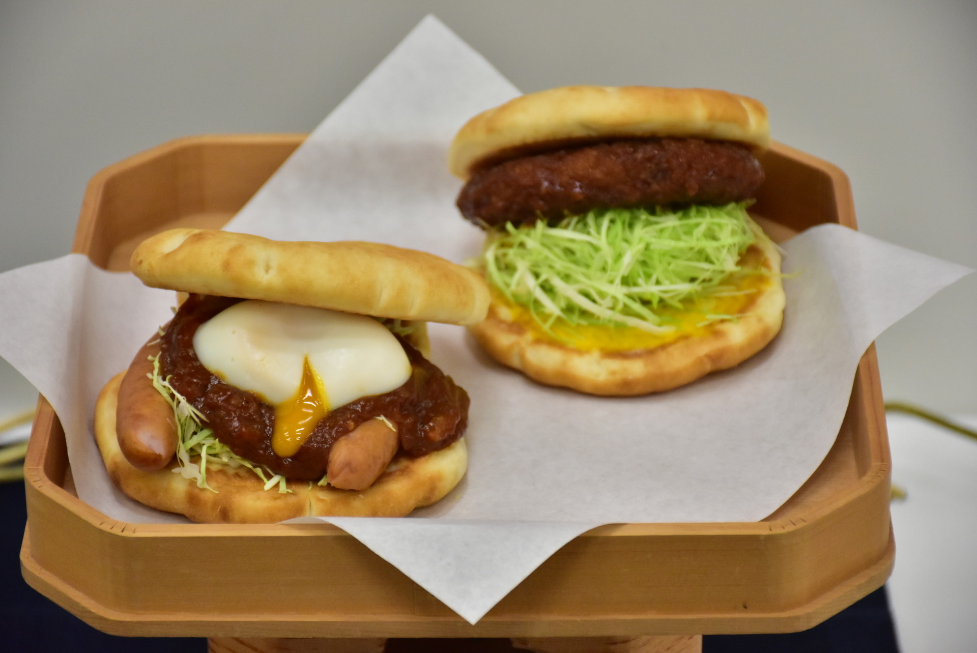 左から順に「月見フォカッチャ」（580円）、「メンチカツフォカッチャ」（460円）