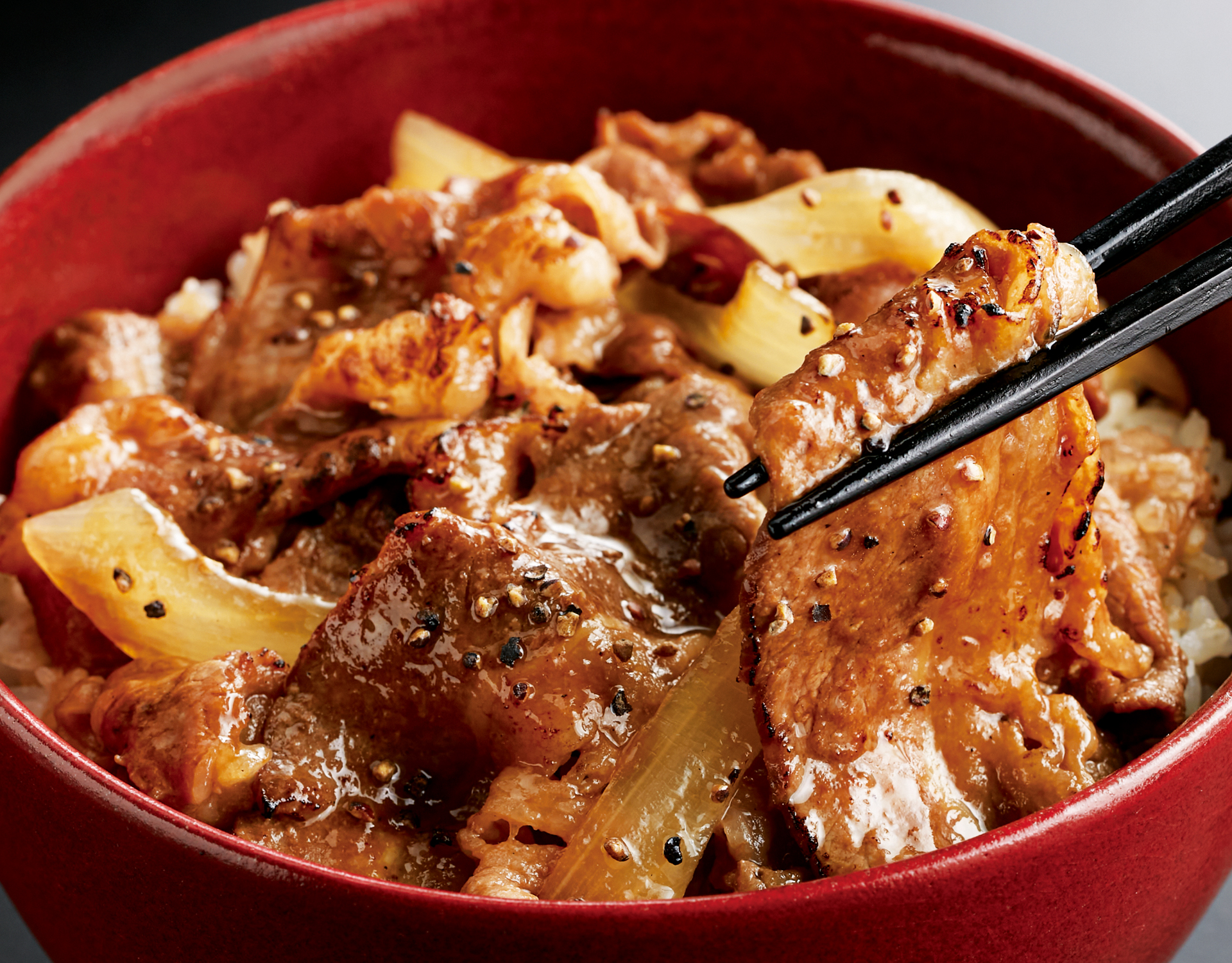 ほどよく脂がのった肉とオリジナルてりやきソースの組み合わせ