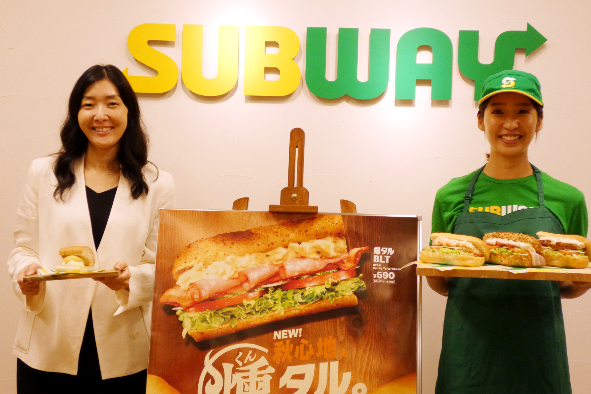 マーケティング本部 本部長の松村絵美里氏（左）とマーケティング本部 商品開発担当の守田美咲氏（右）」