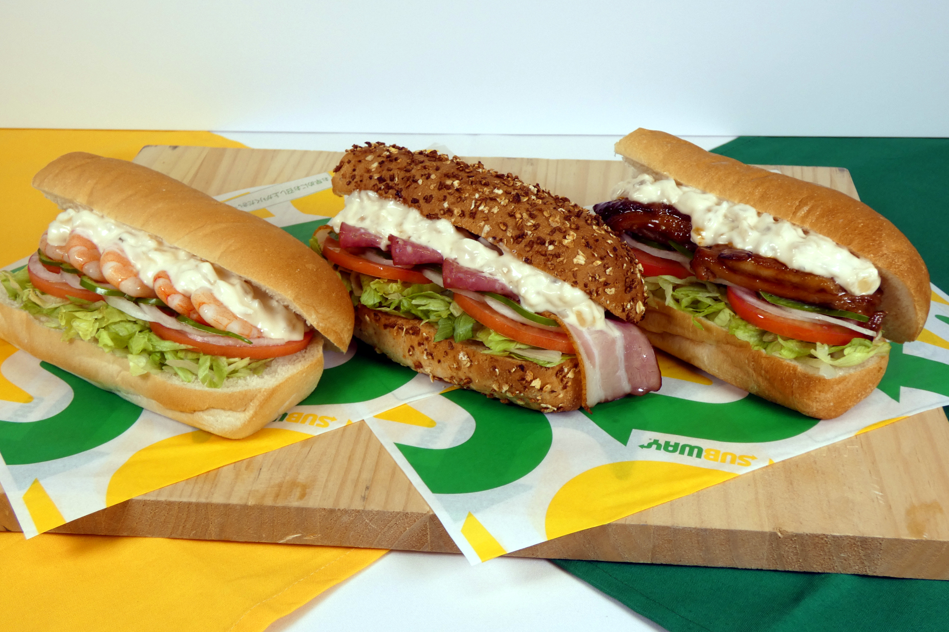 （左から）「燻タルえび」「燻タルBLT」「燻タルてり焼き」