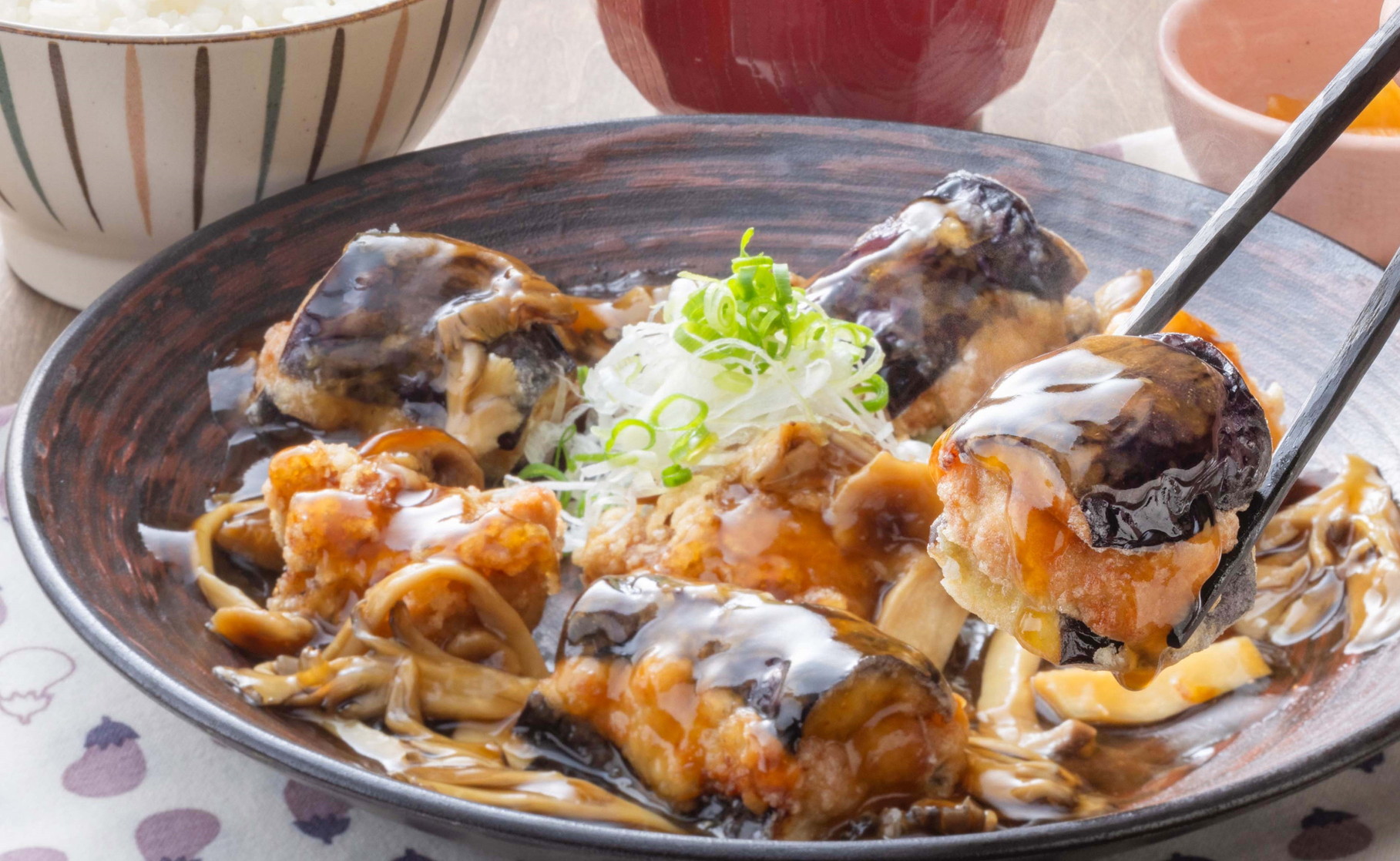 「茄子の挟み揚げと鶏唐揚げの茸あんかけ」（1340円/単品 1250円）