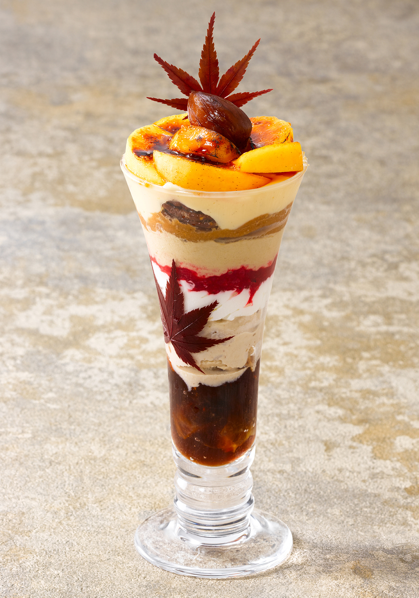 「渋皮栗と柿のブリュレパフェ」（1408円）