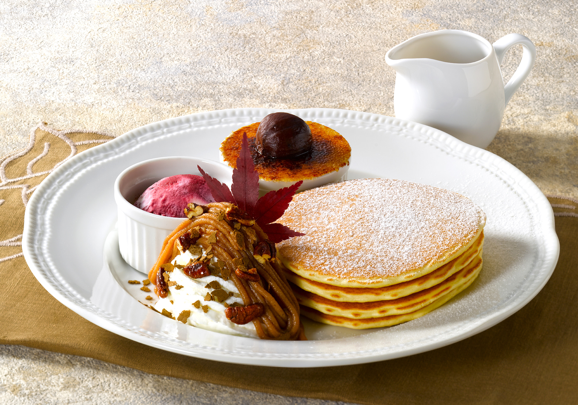 「パンケーキ＆渋皮栗のプチブリュレ～カシスアイス添え～」（1848円）