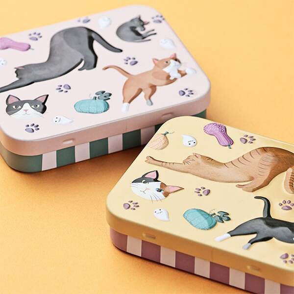 エンボス加工でネコたちがデザインされている