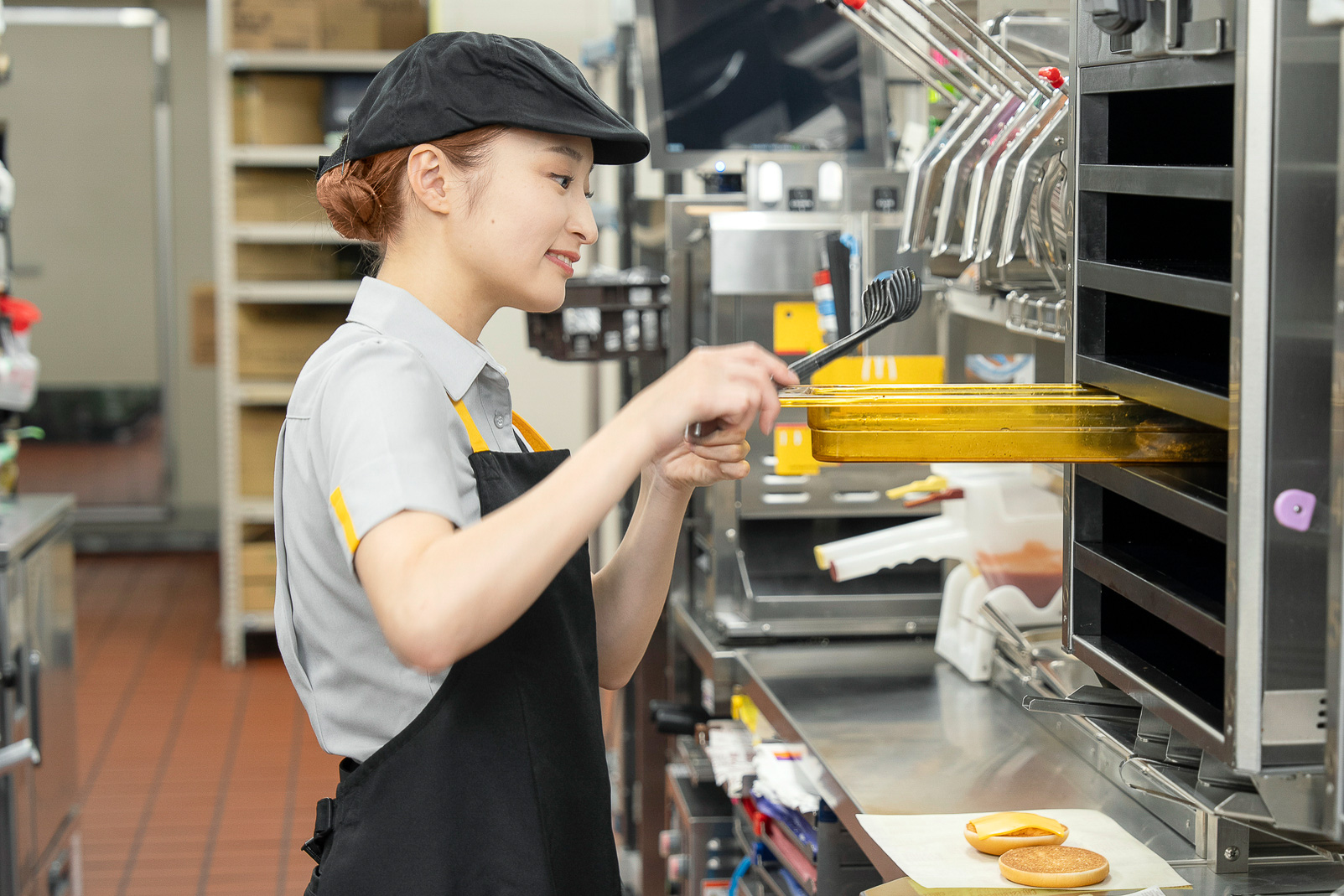 マクドナルドのクルーの髪色が自由化