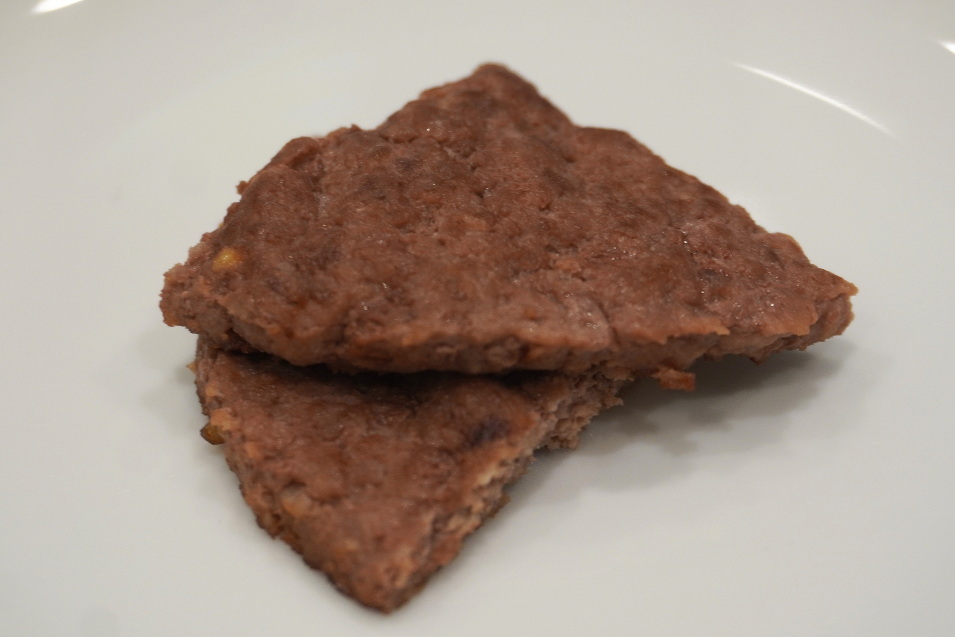 官能検査される味付けなしのビーフパティ