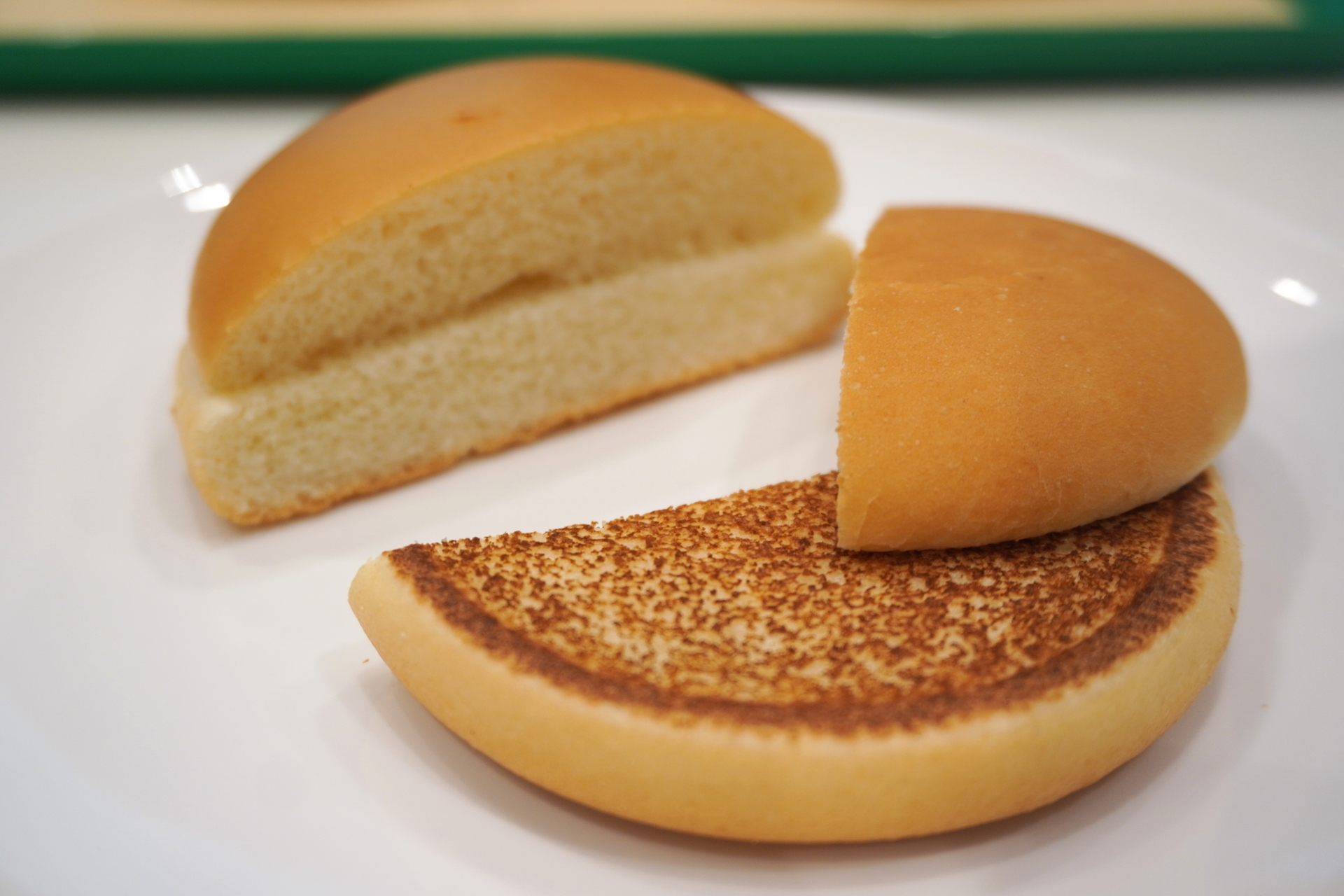 マクドナルドのバーガーのバンズはフジパンが担当。左がスチームしたバンズ、右がトーストしたバンズ